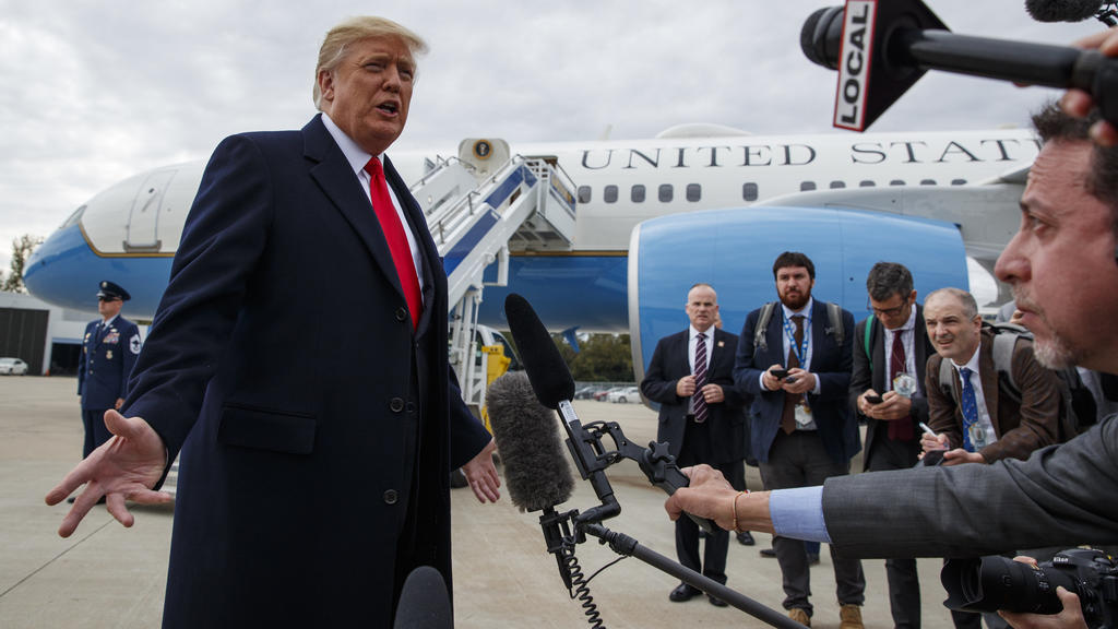12.10.2018, USA, Cincinnati: Präsident Donald Trump spricht nach seiner Landung am Cincinnati Municipal Lunken Airport über die Freilassung des Pastors Brunson. Foto: Evan Vucci/AP/dpa +++ dpa-Bildfunk +++