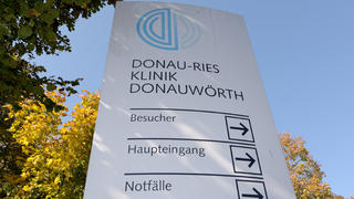 16.10.2018, Bayern, Donauwörth: Ein Schild weist auf die Donau-Ries Klinik hin. Nach Angaben des Landratsamtes soll hier ein Arzt bei Operationen Patienten mit Hepatitis C infiziert haben. Foto: Stefan Puchner/dpa +++ dpa-Bildfunk +++