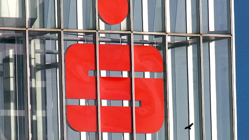 ARCHIV - Das Logo der Stadtsparkasse hängt an der Zentrale in Düsseldorf (Foto vom 14.02.2005). Nach der Pleite von Franjo Pooth (38), Ehemann von TV-Star Verona Pooth (39), mit seinem Unternehmen Maxfield sind Korruptions-Vorwürfe laut geworden. Das Unternehmen soll Vorständen der Düsseldorfer Stadtsparkasse Elektrogeräte im Wert von tausenden Euro «geschenkt» haben, berichtet die «Bild»-Zeitung (Mittwoch 20.02.2008). Die Sparkasse hatte Pooths Firma Kredit in Millionenhöhe gewährt, obwohl ihr Verwaltungsratsvorsitzender, Oberbürgermeister Joachim Erwin (CDU), vor dem Engagement gewarnt haben soll. Foto: Martin Gerten dpa/lnw +++(c) dpa - Bildfunk+++