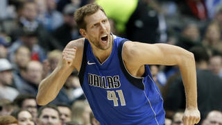 ARCHIV - 18.11.2017, USA, Dallas: Basketball: NBA, Dallas Mavericks - Milwaukee Bucks. Der Deutsche Dirk Nowitzki von den Dallas Mavericks ruft zum Schiedsrichter, um ein Foul einzufordern. (zu dpa-Meldung: «Nowitzki: Bessere Jugendarbeit Grund für viele deutsche NBA-Profis» vom 27.09.2018) Foto: Tony Gutierrez/AP/dpa +++ dpa-Bildfunk +++