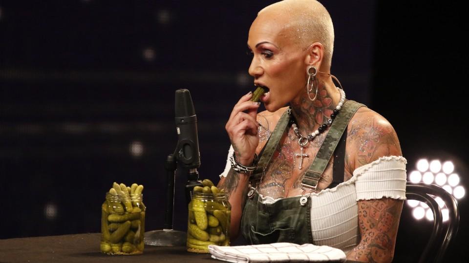 Kathleen Walther aus Essen isst Gurken vor einem empfindlichen Mikrofon – und die Jury traut ihren Ohren kaum.
