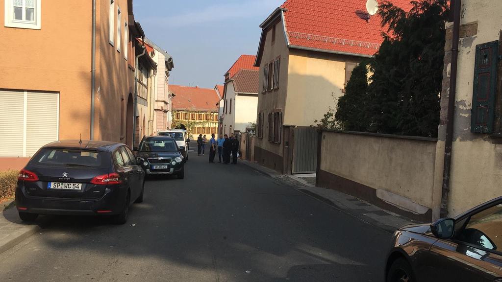 Schüsse in Kirchheim in Rheinland-Pfalz. Zwei Menschen tot. Zwei Polizisten sind schwer verletzt.