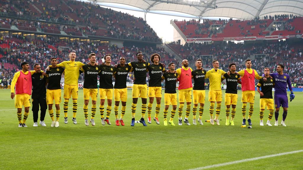 Samstag 20.10.2018, Saison 2018/2019, 1. Bundesliga, 8. Spieltag in der Mercedes-Benz Arena, VfB Stuttgart - BVB 09 Borussia Dortmund, Jubel der Dortmunder Spieler nach Abpfiff: Mahmoud Dahoud (BVB), Paco Alcacer, Francisco Alcacer Garcia (BVB), Achr