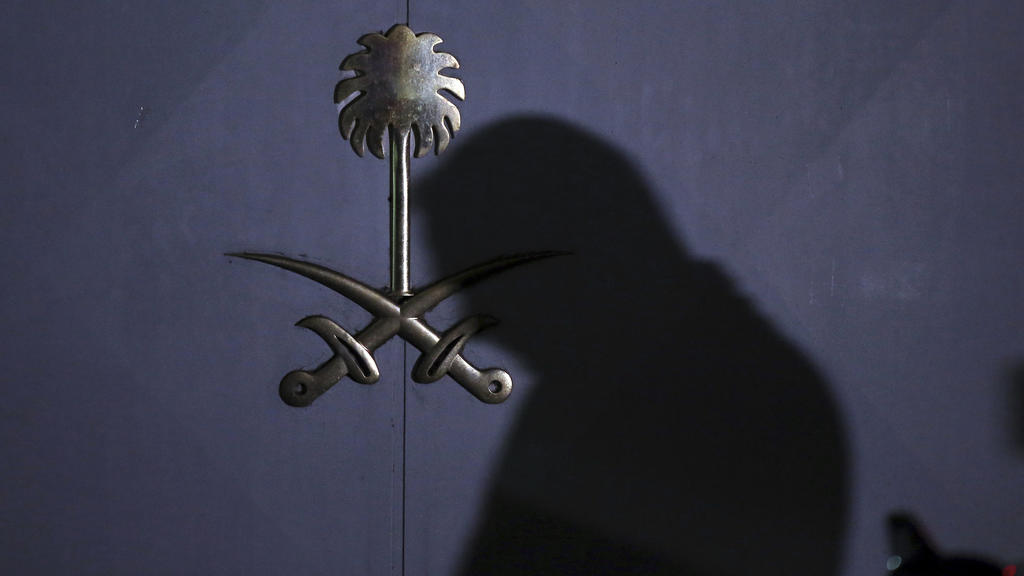 Ein türkischer Gerichtsmediziner trifft am saudi-arabischen Konsulat ein, um weitere Untersuchungen im Fall Khashoggi zu unternehmen.