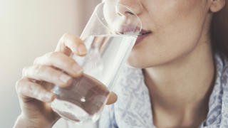 Frau trinkt Leitungswasser