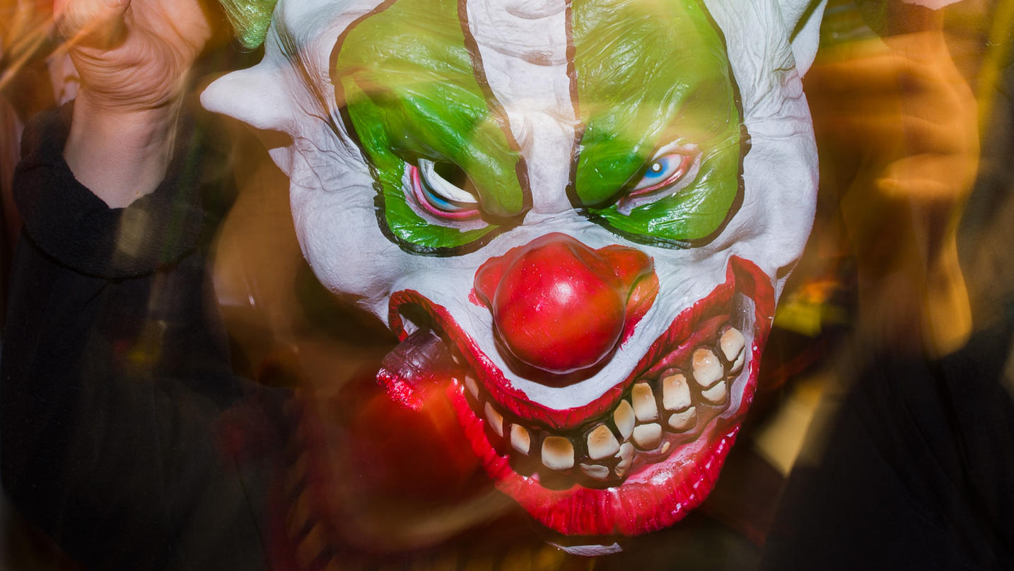 Eine Verkäuferin zeigt am 25.10.2016 eine Clown-Maske bei "Lutzmann Berger & Traupe", einem Fachgeschäft für Kostüme und Theaterbedarf in Hannover (Niedersachsen). Kurz vor Halloween werden Schock-Auftritte von «Horror-Clowns» in Deutschland immer me