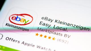 EBay Kleinanzeigen App im Apple App Store, App-Icon, Anzeige auf einem Bildschirm vom Handy, iPhone, iOS, Smartphone, Makroaufnahme, Detail, formatfüllend | Verwendung weltweit, Keine Weitergabe an Wiederverkäufer.