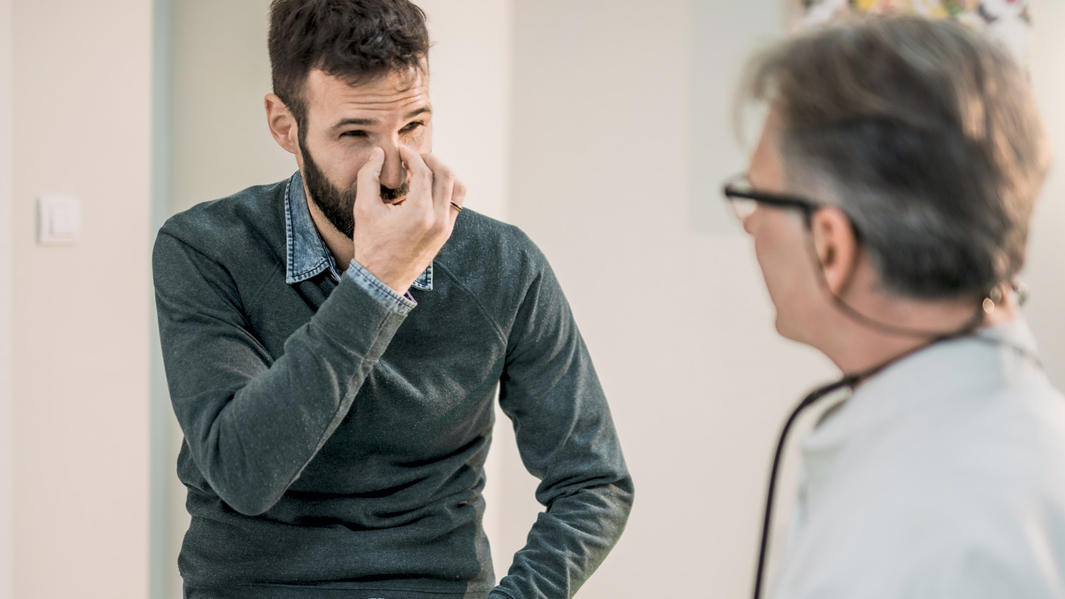 Wenn Sie durch die Nase nur noch schwer atmen können, stecken unter Umständen Nasenpolypen dahinter. Ein HNO-Arzt kann dies meist schnell feststellen.