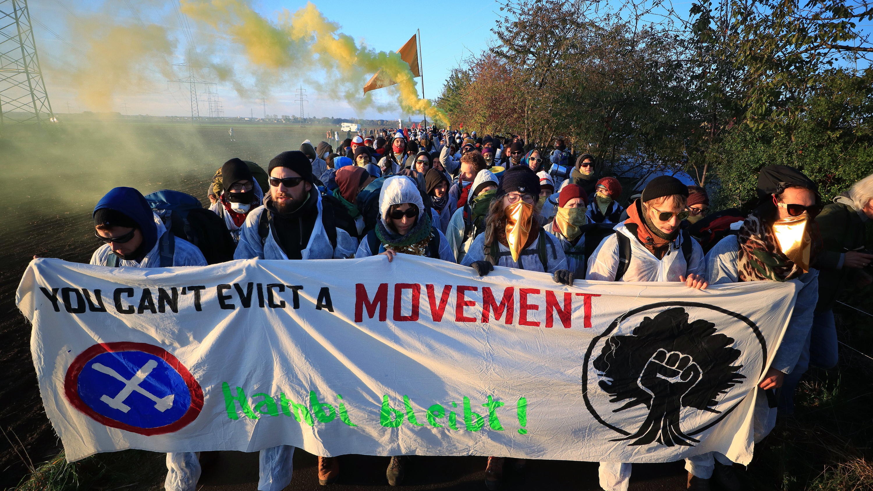 Umweltaktivisten des Aktionsbündnis "Ende Gelände" verlassen in einem Demonstrationszug ihr Lager in Düren in Richtung des Tagebaus Hambach.
