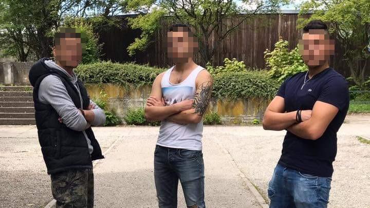 Majd H. posiert mit zwei Freunden
