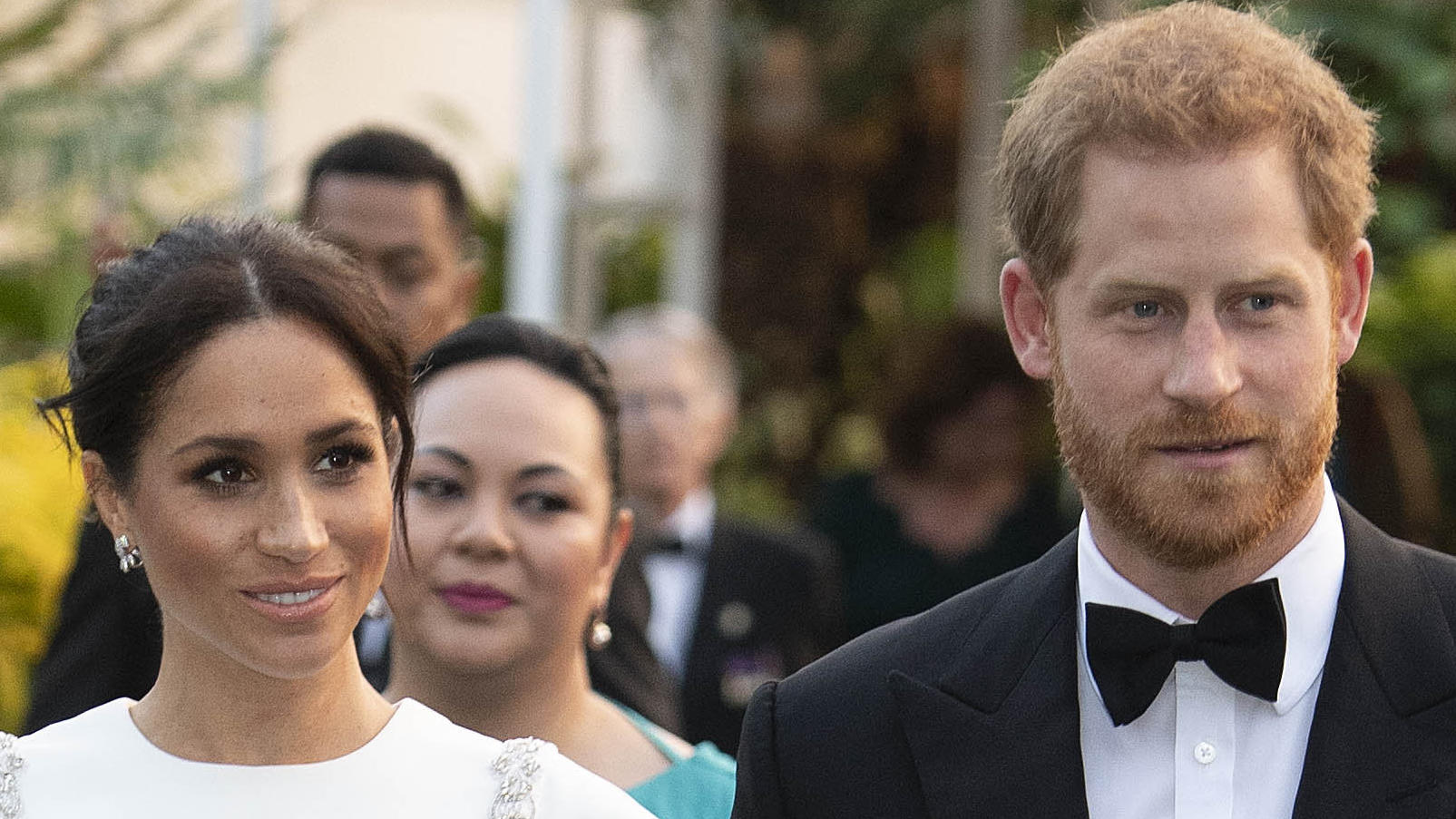 25.10.2018, Tonga, Nuku'alofa: Der britische Prinz Harry und seine Frau Meghan kommen zu einem Staatsdinner. Prinz Harry und seine Frau Meghan sind auf ihrer ersten offiziellen gemeinsamen Auslandsreise seit der Hochzeit im Mai und machen eine 16-Täg