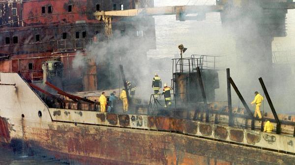 Feuerwehrleute untersuchten am 12. November 1998 an Bord des havarierten Frachters "Pallas" vor der Nordseeinsel Amrum den Schwelbrand unter Deck.