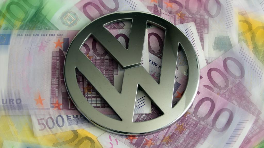 Symbolbild zum Skandal um die gefälschten und manipulierten Abgaswerte mit drohender Klage auf Schadenersatz durch den Staat Norwegen in Milliardenhöhe bei Volkswagen: VW Emblem liegt auf einen Stapel Euro BanknotenSymbol image to Scandal to the fake