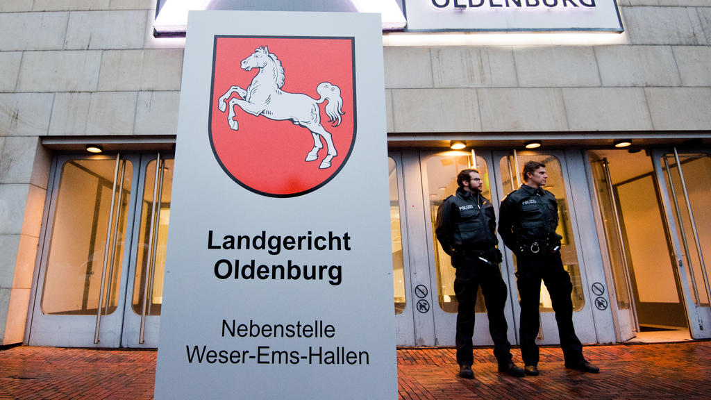 30.10.2018, Niedersachsen, Oldenburg: Polizisten stehen vor den Weser-Ems-Hallen zum Prozessauftakt gegen den wegen vielfachen Mordes Angeklagten Niels Högel. Der Prozess des Landgerichtes findet wegen der zahlreichen Prozessbeteiligten in den Weser-