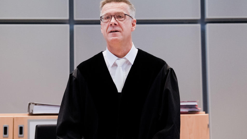 Oldenburg: Der Vorsitzende Richter Sebastian Bührmann steht im Gerichtssaal. 