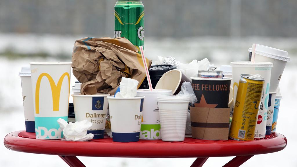 10.02.2018, Hermsdorf, Thueringen, GER - Leere Kaffeebecher, Getraenkedosen und zerknuellte Papiertueten auf einem Rastplatz-Tisch. (Abfaelle, Abfall, Abfallentsorgung, Abfallwirtschaft, abgestellt, Alltag, aussen, Aussenaufnahme, Autobahnrastplatz,