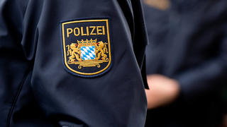 Polizistinnen und Polizisten präsentieren am 25.03.2015 in München (Bayern) die neue (l) und alte (r) Uniform der bayerischen Polizei. Der bayerische Innenminister Herrmann (CSU) stellte die neue Uniform am 25.03.2015 vor. In einer bayernweiten Umfrage durften die Beamtinnen und Beamten selbst über die zukünftige Uniform abstimmen. Foto: Sven Hoppe/dpa +++(c) dpa - Bildfunk+++
