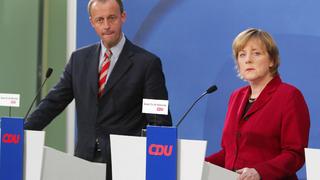 Angela Merkel , CDU-Vorsitzende , und Friedrich Merz , CDU , stellvertretender CDU/CSU-Fraktionsvorsitzender , bei der Vorstellung von Merz Steuerkonzept in Berlin , 03.11.2003 , Berlin Deutschland PUBLICATIONxINxGERxSUIxAUTxONLY Copyright: xThomasxKoehlerx  