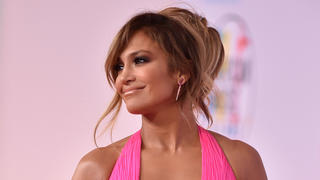 Jennifer Lopez strahlt in einem pinken Kleid