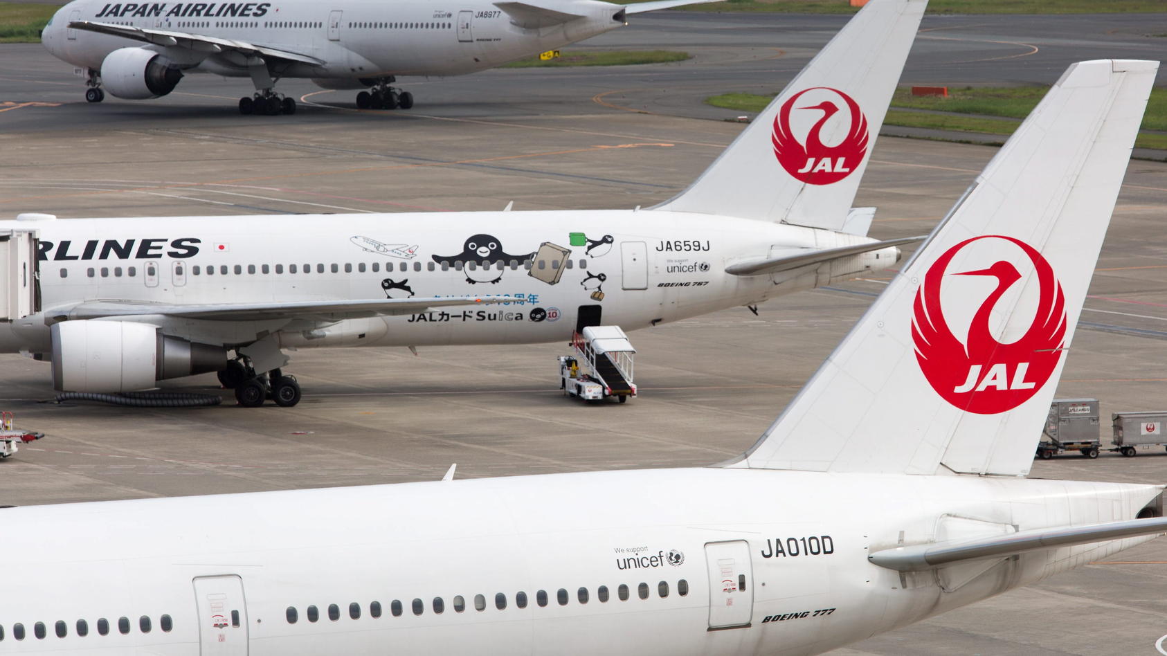 ARCHIV - 30.04.2015, Japan, Tokio: Japan Airlines (JAL) Flugzeuge sind auf dem Rollfeld am Haneda Airport zu sehen. Japans Luftfahrtbranche macht mit Alkoholproblemen ihres Flugpersonals peinliche Schlagzeilen. Verkehrsminister Ishii sah sich am Frei
