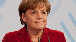 Bundeskanzlerin Angela Merkel (CDU) gibt am Dienstag (01.03.2011) im Bundeskanzleramt in Berlin eine Erklärung zum Rücktritt von Bundesverteidigungsminister Guttenberg (CSU) ab. Guttenberg war nach Plagiatsvorwürfen um seine Doktorarbeit unter Druck geraten. Foto: Herbert Knosowski dpa  +++(c) dpa - Bildfunk+++