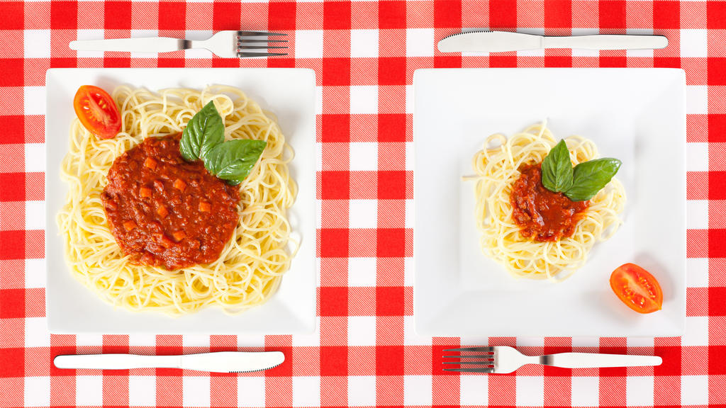 Große und kleine Portion Spaghetti Bolognaise