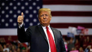 U.S. President Donald Trump gestures to the crowd of supporters during a campaign rally at the Allen County War Memorial Coliseum in Fort Wayne, Indiana, U.S., November 5, 2018.  REUTERS/Carlos Barria Â 