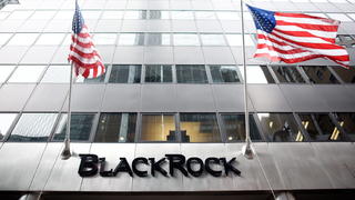 ARCHIV - 12.01.2016, USA, New York: Der Schriftzug des Verögensverwalters Blackrock hängt über dem Eingang. (zu dpa «Merz will CDU-Aufbruch - «Werde mit Merkel klarkommen»» vom 31.10.2018) Foto: Justin Lane/EPA/dpa +++ dpa-Bildfunk +++