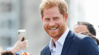 Prinz Harry lacht in die Kamera