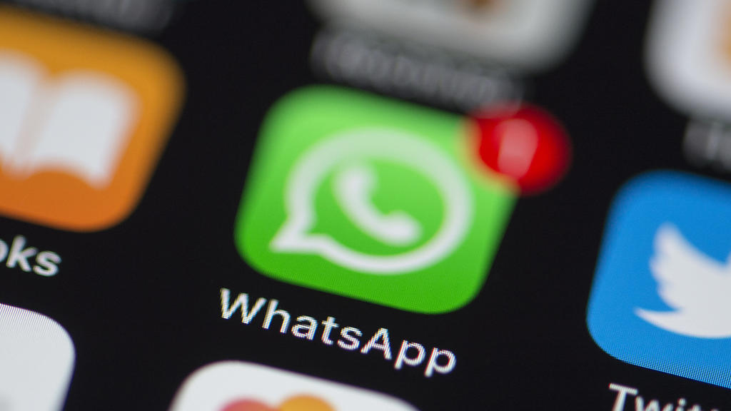 ARCHIV - 06.06.2018, Baden-Württemberg, Rottweil: ILLUSTRATION - Das Logo der Messenger-App WhatsApp (Application software) ist auf dem Bildschirm eines iPhones zu sehen. (zu dpa: «Polizei fehlt Trojaner zum Anzapfen von Diensten wie Whatsapp» vom 17