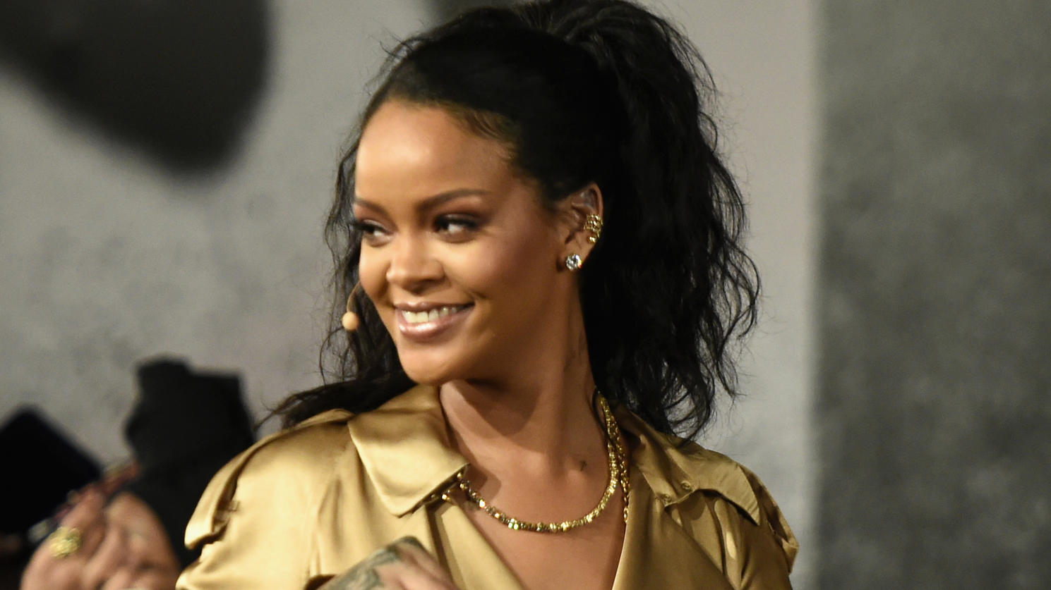 Rihanna lächelt