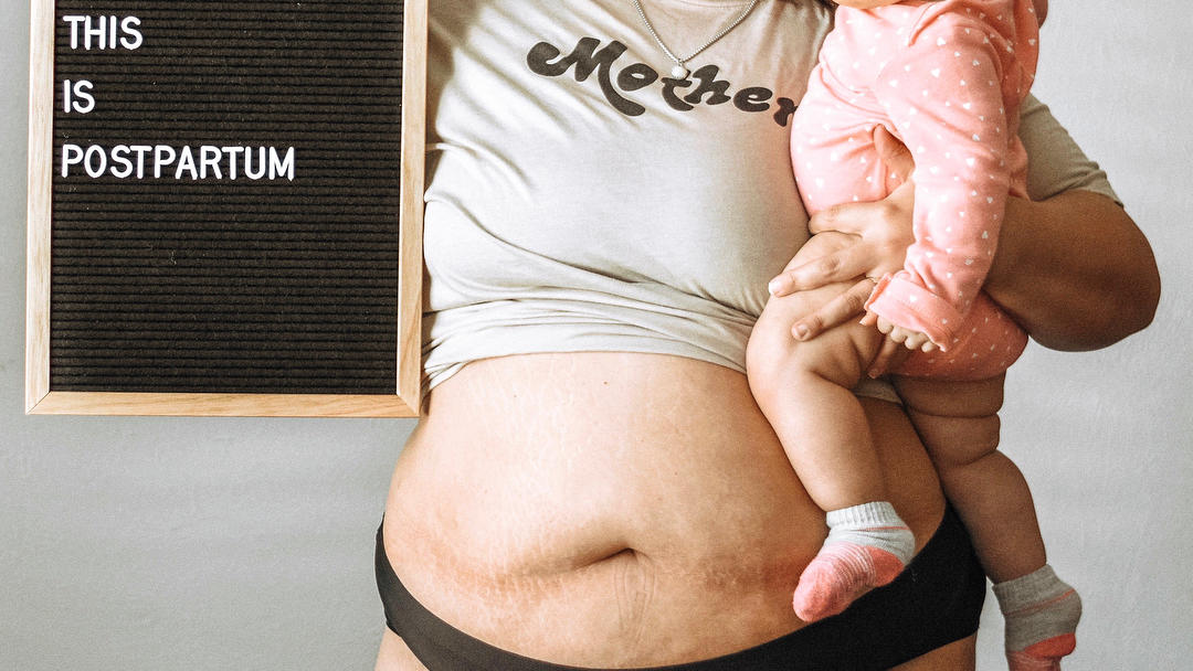 This Is Postpartum Instagram Bloggerin Ermutigt Mutter Ihren Korper Nach Der Geburt Zu Lieben