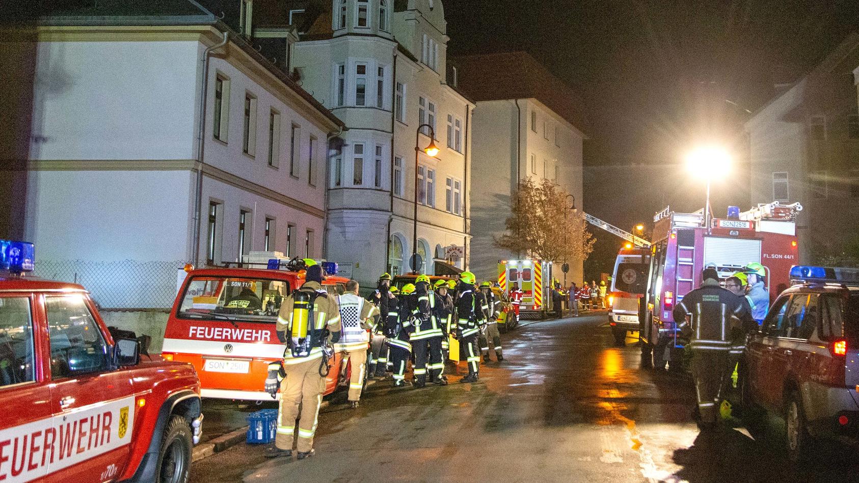 11.11.2018, Thüringen, Sonneberg: Rettungskräfte der Feuerwehr sind im Einsatz an einer Einrichtung für betreutes Wohnen. Bei dem einem Brand sind 27 Menschen verletzt worden. Laut Polizei brach ein Feuer mit starker Rauchentwicklung im Heizungsraum 