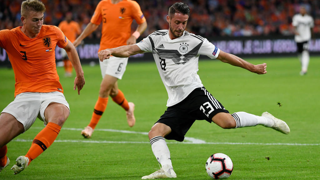 13.10.2018, Niederlande, Amsterdam: Fußball: Nations League A, Gruppenphase, Gruppe 1, 3. Spieltag: Niederlande - Deutschland in der Johan-Cruyff-Arena. Mark Uth (r) aus Deutschland und Matthijs de Ligt aus den Niederlanden kämpfen um den Ball. Foto: