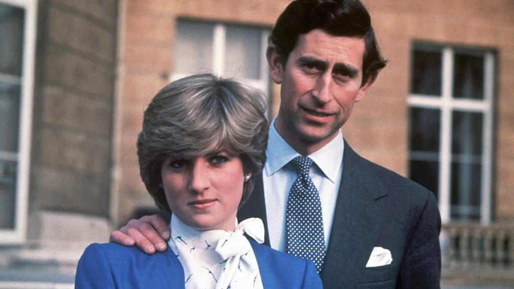 ARCHIV - 24.02.1981, Großbritannien, London: Der britische Prinz Charles (l) und seine Verlobte Lady Diana Spencer in den Gärten des Buckingham Palace am Tag der Bekanntgabe ihrer Verlobung. Prinz Charles feiert am 14.11.2018 seinen 70. Geburtstag. (
