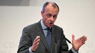 15.11.2018, Schleswig-Holstein, Lübeck: Erste CDU-Regionalkonferenz mit den Kandidaten für den CDU-Vorsitz: Ex-Unionsfraktionschef Friedrich Merz steht am Rednerpult. Die Regionalkonferenz ist das erste von bundesweit acht Treffen dieser Art. Foto: Carsten Rehder/dpa +++ dpa-Bildfunk +++