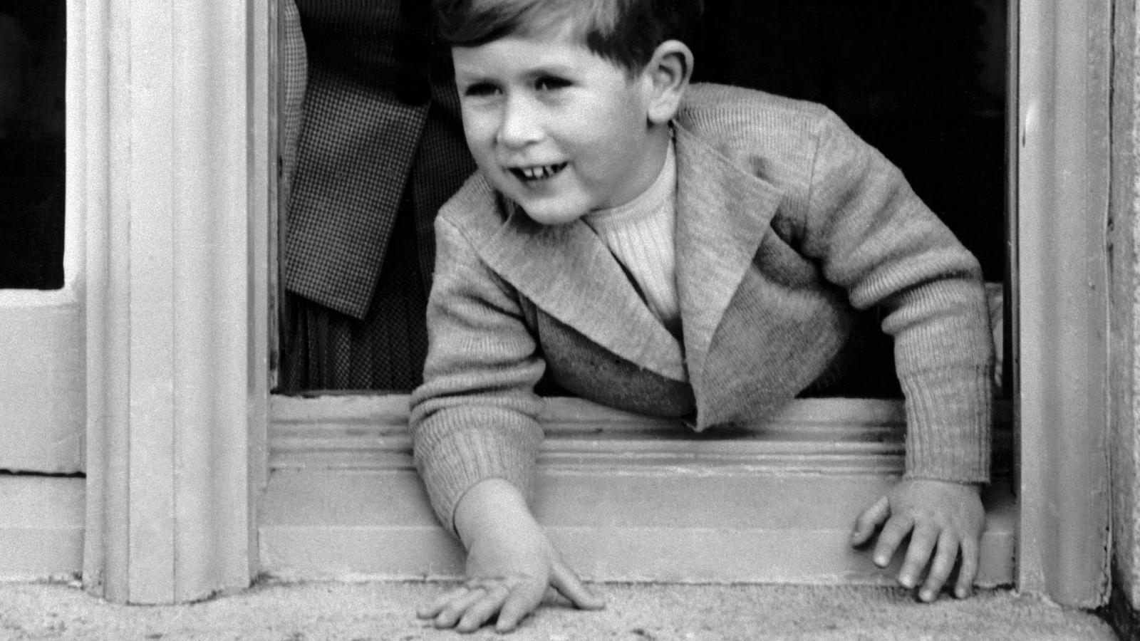 Der britische Prinz Charles an seinem vierten Geburtstag wurde bereits mit vier Jahren Thronfolger