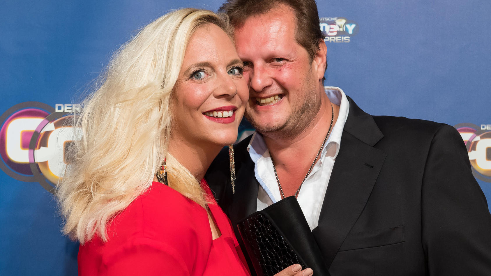 ARCHIV - 24.10.2017, Nordrhein-Westfalen, Köln: Der Kult-Auswanderer Jens Büchner (r) kommt mit seiner Frau Daniela zur Verleihung des "Deutsche Comedy Preises 2017". (zu dpa "TV-Auswanderer Jens Büchner im Alter von 49 Jahren gestorben" vom 18.11.20