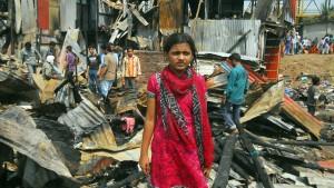 epa02616264 Rubina Ali (C), who acted as young Latika in the oscar-winning film 'Slumdog Millionaire', inspects the ruins of the shanty she lived in at Garib Nagar slums, Mumbai, India, 05 March 2011. A fire gutted the slum, a large shanty town which is home to thousands of residents next to Bandra station in Mumbai's suburbs, on 04 March 2011. EPA/DIVYAKANT SOLANKI  +++(c) dpa - Bildfunk+++