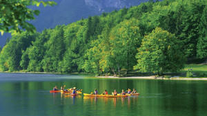Kanufahrer auf dem Bohinjsko Jezero am 8.9.2004. Der See von Bohinj ist Sloweniens größter oberirdischer Gleschersee. Er liegt inmitten des Triglav Nationalparks und ist eingebettet in ein idyllisches Alpenpanorama. Die wunderschöne Bergkulisse lockt auch Kanuten und Ruderer an.