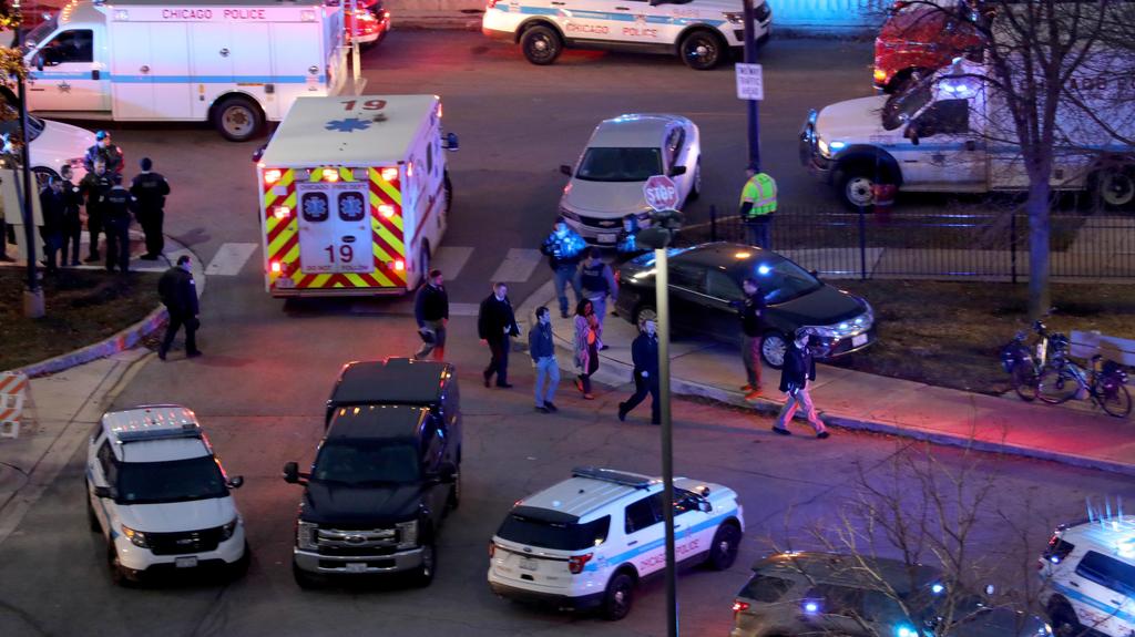 November 19, 2018 - Chicago, IL, USA - Law enforcement officials work near Mercy Hospital Nov. 19, 2018. Multiple people, including a Chicago police officer, were reported shot at the Near South Side hospital. Chicago USA PUBLICATIONxINxGERxSUIxAUTxO
