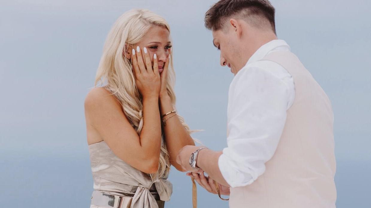 DSDS-Gewinnerin Aneta Sablik wurde mit einem Antrag von ihrem Partner Chris auf Ibiza überrascht.
