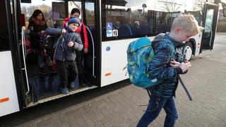 Kinder beim Verlassen eines Schulbusses (Symbolfoto; Archiv).