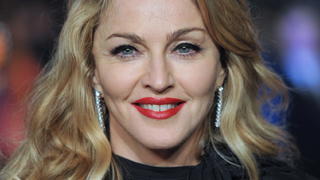 ARCHIV - 11.01.2012, Großbritannien, London: US-Popstar Madonna lächelt vor der Premiere von 'W.E.'. Am 16.08.2018 wird Madonna 60 Jahre alt. (zu dpa "Der ganz normale Wahnsinn: Popstar Madonna wird 60" vom 15.08.2018) Foto: Daniel Deme/EPA/dpa +++ dpa-Bildfunk +++