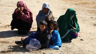 News Bilder des Tages (181114) -- GHAZNI, Nov. 14, 2018 -- Displaced people from Jaghori district arrive in Ghazni city, Afghanistan, on Nov. 14, 2018. Taliban militants in a surprise move stormed security checkpoints in the peaceful Jaghori district last Wednesday and since then fighting has been continuing in Jaghori and the neighboring Malestan districts which have claimed dozens of lives besides rendering scores of people homeless. ) (hy) AFGHANISTAN-GHAZNI-DISPLACED FAMILY SayedxMominzadah PUBLICATIONxNOTxINxCHN  