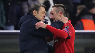 MUNICH, GERMANY - NOVEMBER 27:  Franck Ribery of FC Bayern Muenchen shake hands with his head coach Niko Kovac after his substitution during the Group E match of the UEFA Champions League between FC Bayern Muenchen and SL Benfica at Allianz Arena on November 27, 2018 in Munich, Germany.  (Photo by Alexander Hassenstein/Bongarts/Getty Images)