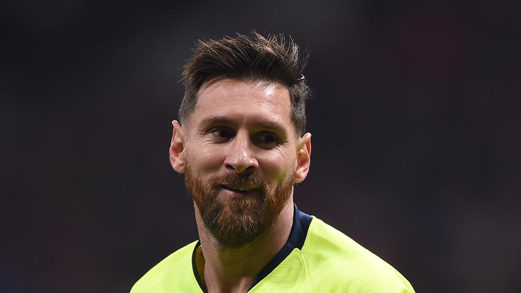 MADRID, SPAIN - NOVEMBER 24: Lionel Messi of FC Barcelona smiles during the La Liga match between  Club Atletico de Madrid and FC Barcelona at Wanda Metropolitano on November 24, 2018 in Madrid, Spain. (Photo by Denis Doyle/Getty Images)