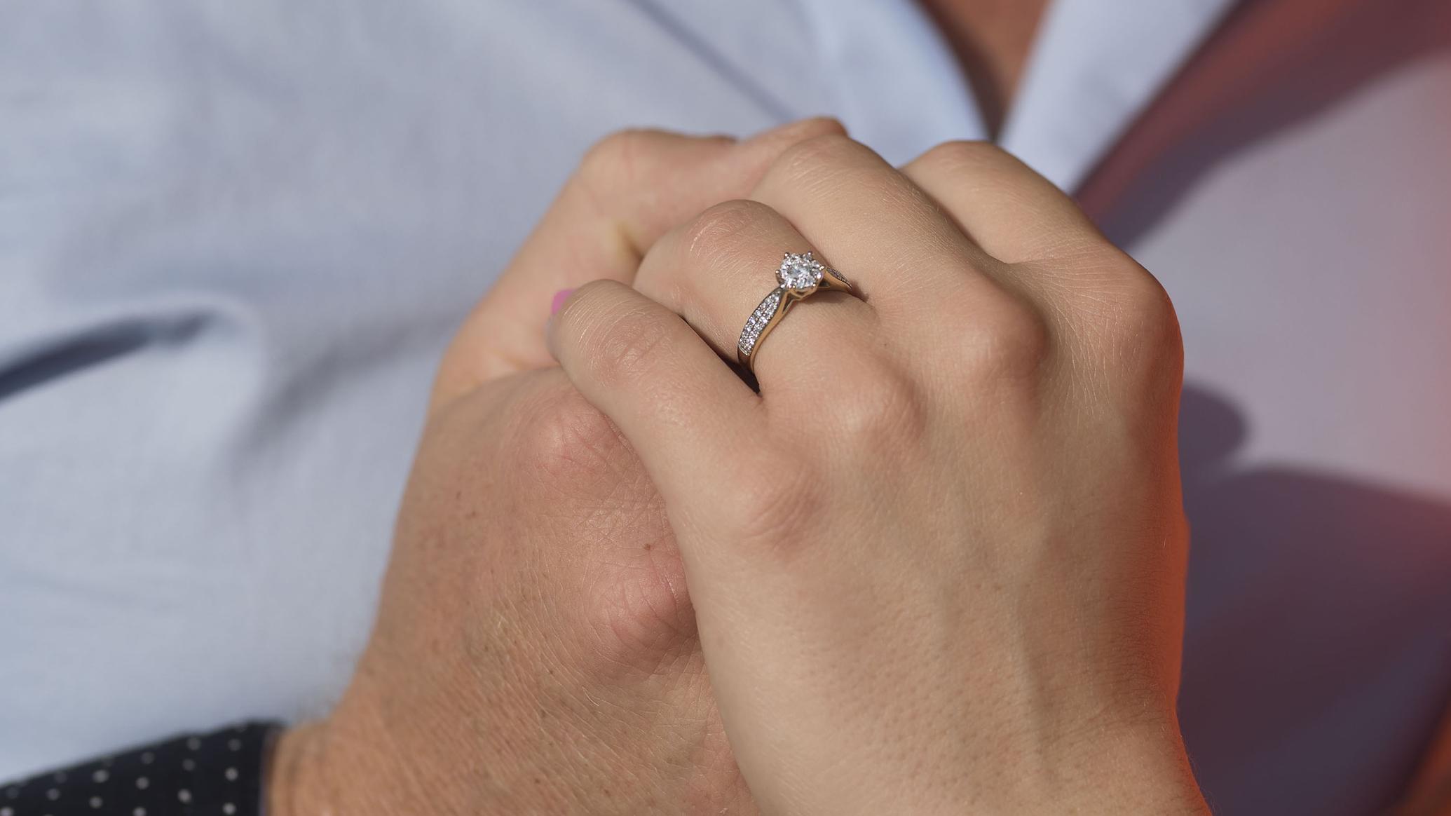 Oliwia mit Ring und ihrem Farmer Jörn.