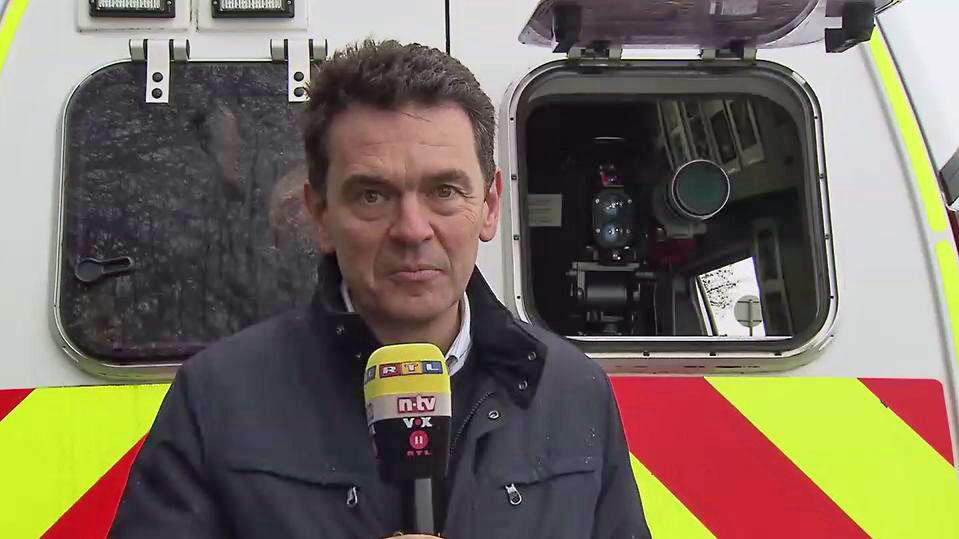 RTL-Korrespondent Ulrich Oppold bei der Polizei in Gloucestershire vor der Linse der Hightech-Kamera zur Verkehrssünder-Bekämpfung.