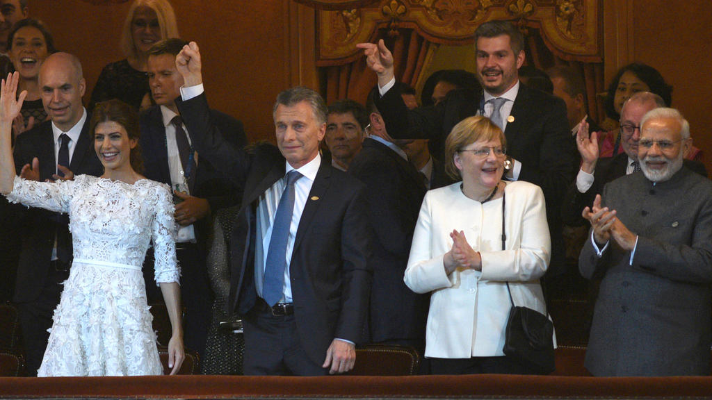 HANDOUT - 30.11.2018, Argentinien, Buenos Aires: Das von der Pressestelle des G20-Gipfels veröffentlichte Foto zeigt Argentiniens First Lady Juliana Awada (l-r), Argentiniens Präsident Mauircio Macri, Bundeskanzlerin Angela Merkel (CDU) und Indiens P